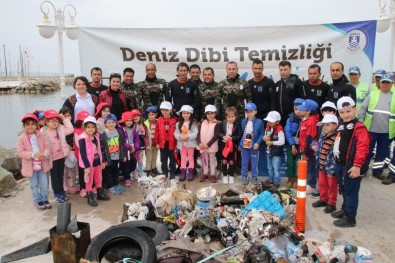 Dalgıçlar Deniz Altını, Çocuklar Plajı Temizledi