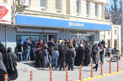 Suriyeliler 100 TL'lik Bankamatik Kartı İçin Banka Önünde Uzun Kuyruklar Oluşturdu