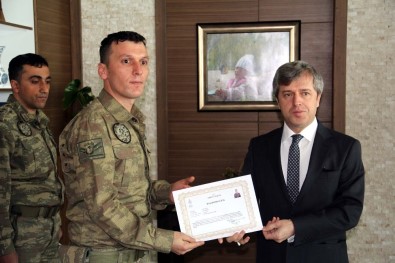Vali Çınar'dan Operasyondaki Askere Takdirname