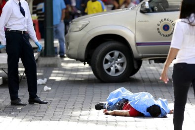 Venezuela'da Sokak Çocukları 2 Askeri Öldürdü