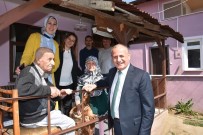 EV TEMİZLİĞİ - Başkan Yaşlıları Evinde Ziyaret Etti
