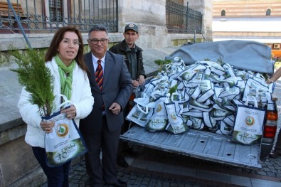 Edirne'de Halka Ücretsiz 3 Bin Fidan Dağıtıldı