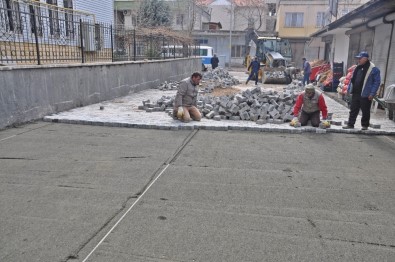 Gölbaşı İlçesinde Kaldırım Ve Yol Çalışması Yapılıyor