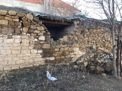 Horasan'daki Depremde Bazı Toprak Damlı Evlerde Hasar Oluştu