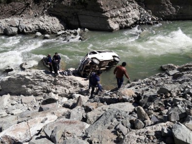 Minibüs Irmağa Uçtu Açıklaması 1 Ölü, 2 Yaralı
