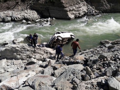 Ordu'da Minibüs Irmağa Uçtu Açıklaması 1 Ölü, 2 Yaralı