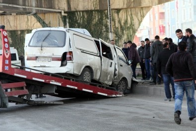 Servis Minibüsüyle Panelvan Araç Çarpıştı Açıklaması 4 Yaralı