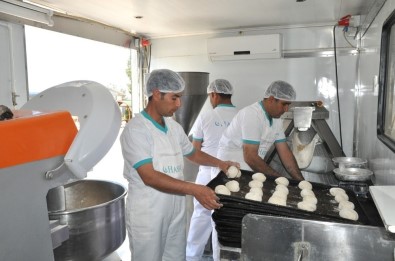 Akçakale'de İhtiyaç Sahibi Ailelere Günlük 6 Bin Ekmek Dağıtılıyor