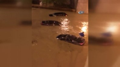 Araçlar Ve Evler Sular Altında Kaldı