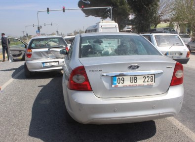 Aydın'da Kaza; Kırmızı Işıkta Araçlar Birbirine Girdi