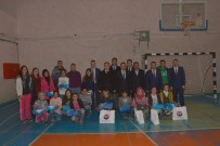 AK PARTİ İLÇE BAŞKANI - Çatak Belediyesin'den Öğrencilere Spor Malzemesi
