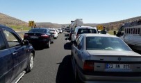 BOMBA PANİĞİ - Diyarbakır - Mardin yolu kapatıldı... Jandarma arama yapıyor