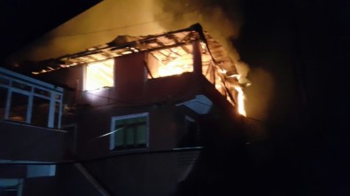 Zonguldak'ta Yangın 3 Katlı Bina Kullanılmaz Hale Geldi