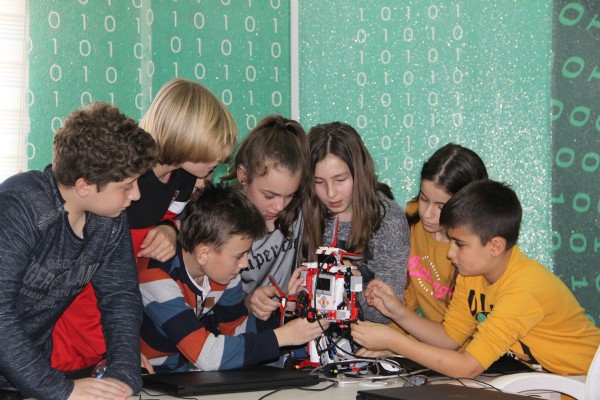 Öğrenciler geleceklerini kodluyor