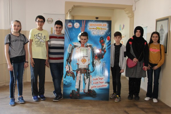 Öğrenciler geleceklerini kodluyor