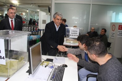 CHP heyeti, Atatürk Havalimanı'nda oy sandıklarını gezdi