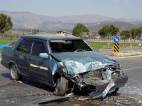 GÜZELBEYLI - Karacasu'da Trafik Kazası; 4 Yaralı
