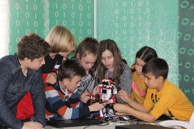 Öğrenciler geleceklerini kodluyor