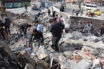 YILMAZ GÜNEY - Yıkılan Binanın Demirleriyle Geçimlerini Sağlıyorlar