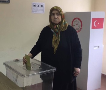 Zonguldak Havaalanı'nda Oy Kullanma İşlemi Başladı