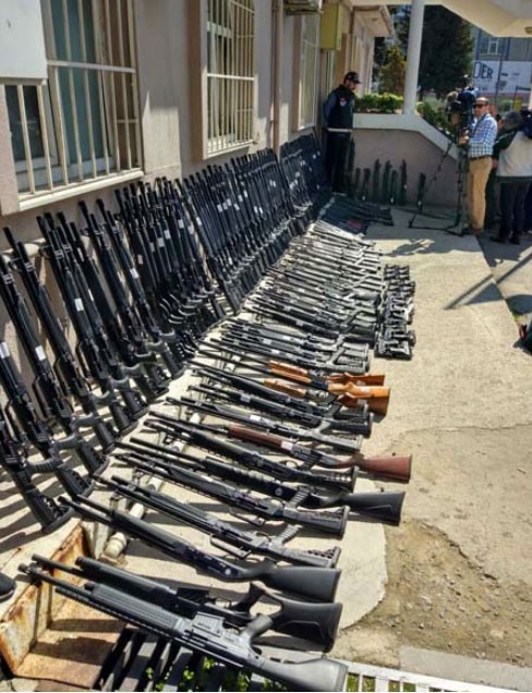 Sünnet kıyafeti dükkanından cephanelik çıktı