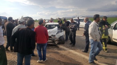 Hafif Ticari Araçla Otomobil Çarpıştı Açıklaması 5 Yaralı