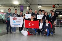Liseli Öğrenciler Kendi Yaptıkları Robot İle ABD'de Yarışacak