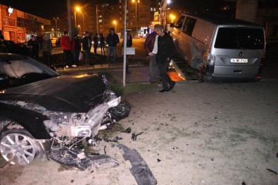 Refüjü Aşan Otomobil Minibüse Çarptı Açıklaması 5 Yaralı