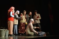 PERDE ARKASI - Salihli'de Tiyatro Gününe Özel Oyun Sergilediler
