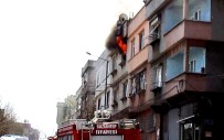 HACIBABA MAHALLESİ - Yangında Evde Kimsenin Olmaması Faciayı Önledi