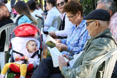 Bebekleriyle Kitap Okudular