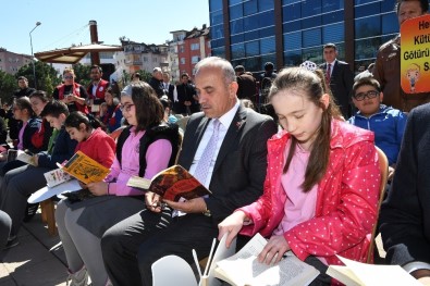 Belediyenin Önünde Kitap Okudular