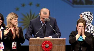 Cumhurbaşkanı Erdoğan İmzayı Kürsüde Attı