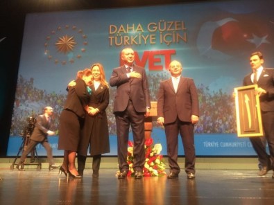 Cumhurbaşkanı Recep Tayyip Erdoğan Güzellik Uzmanlarının Beklediği İmzayı Attı