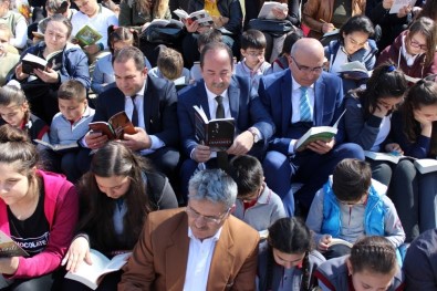 Edirne'de Caddede Kitap Okudular