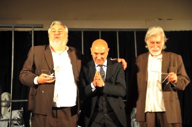 İki usta tiyatrocu ayakta alkışlandı