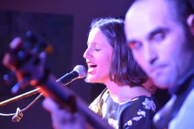İmge Mıngıroğlu Alternatif Sahne'de Keyifli Bir Gece Yaşattı