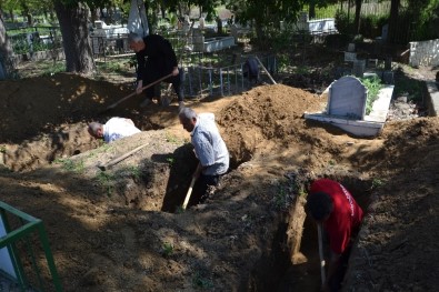 Kozan'daki Katliamda Öldürülen Doğan Ailesi Fertleri Toprağa Verildi