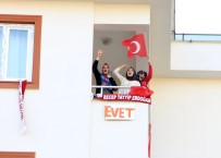 Meral Akşener'e Balkondan 'Evet' Protestosu