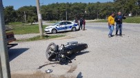 KAVAKLı - Motosiklet Otomobile Çarptı Açıklaması 2 Yaralı
