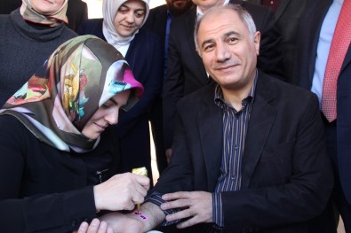 Efkan Ala ‘evet’ dövmesi yaptırdı