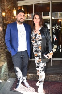 Ünlü Sanatçı Ebru Yaşar Ve Eşinden Örnek Davranış