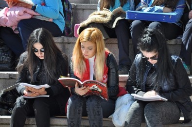 Yozgat'ta 30 Dakika Boyunca Meydanda Kitap Okundu
