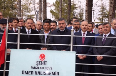 Bakan Ömer Halisdemir'in Kabrini Ziyaret Etti