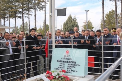 Bakan Özhaseki, Ömer Halisdemir'in Kabrini Ziyaret Etti