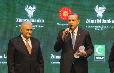Başbakan Yıldırım, Ödülünü Cumhurbaşkanı Erdoğan'ın Elinden Aldı