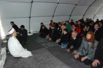 ABDULLAH ERIN - Depremzedeler Cuma Namazını Çadırlarda Kıldı