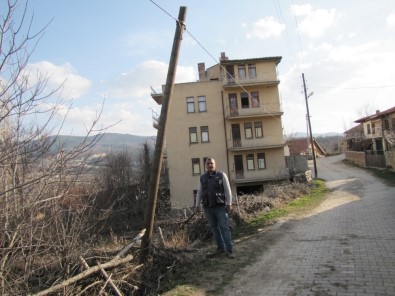 Hisarcık'ta Yatık Telefon Direkleri Ve Sarkan Kablolar Tehlike Saçıyor