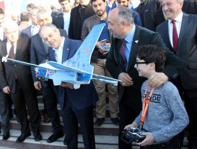 Bakan Kılıç, Türkiye'nin En Genç İHA Pilotunu İzledi