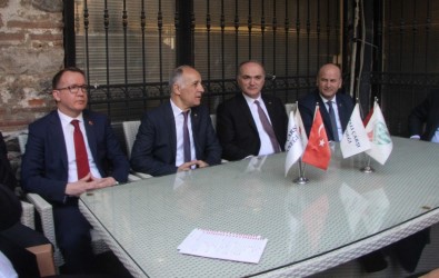 Bakan Özlü, Bursa'da 'Hayır' Çadırını Ziyaret Etti